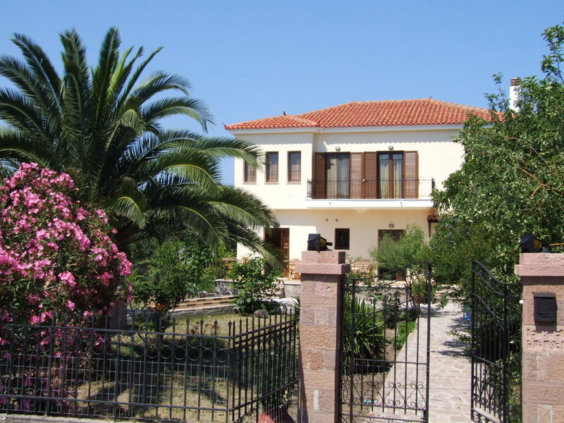 Nadia Apartments Molyvos Екстериор снимка