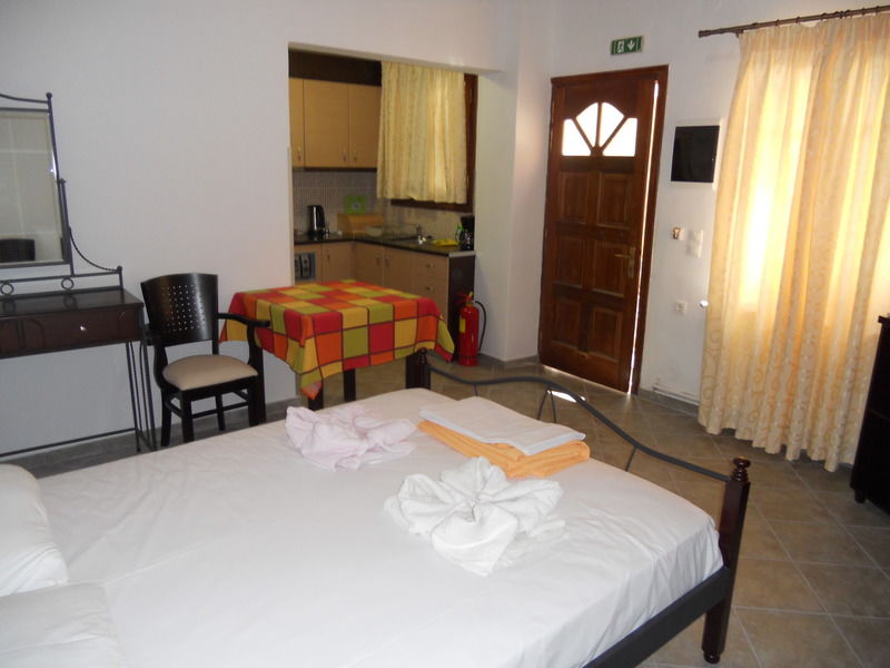 Nadia Apartments Molyvos Екстериор снимка